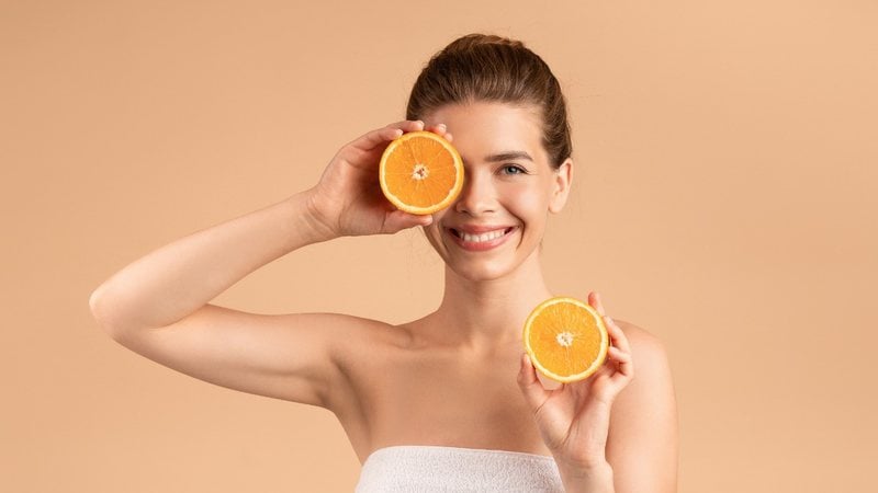 Mesmo presente em vários alimentos, a deficiência de Vitamina C é bem comum! - Prostock-Studio/iStock