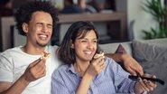 Esquenta a sua comida e escolha qualquer uma das dicas de séries que vamos dar aqui! - FS-Stock/ iStock