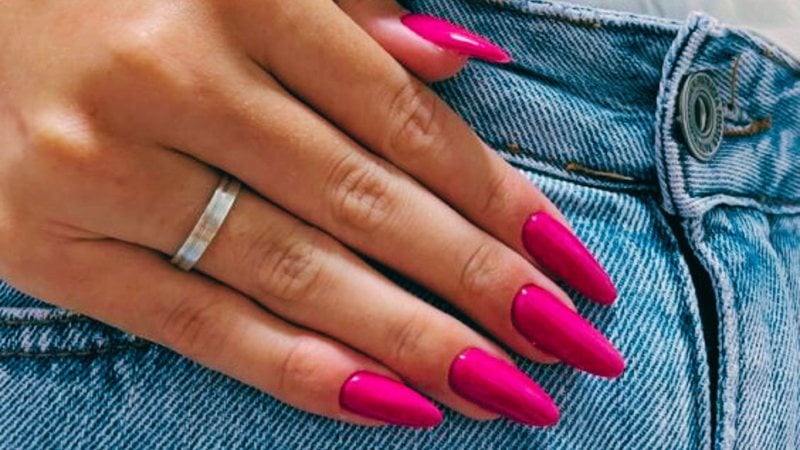 Arrase nas unhas rosas e vá além do comum. - reprodução/  @leticiapacheconails