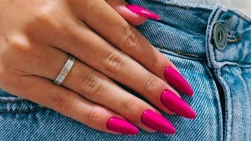 Arrase nas unhas rosas e vá além do comum. - reprodução/  @leticiapacheconails