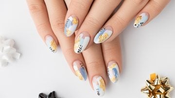 Das minimalistas às exageradas, as unhas decoradas douradas garantem elegância à todas. - Dariia Chernenko/iStock