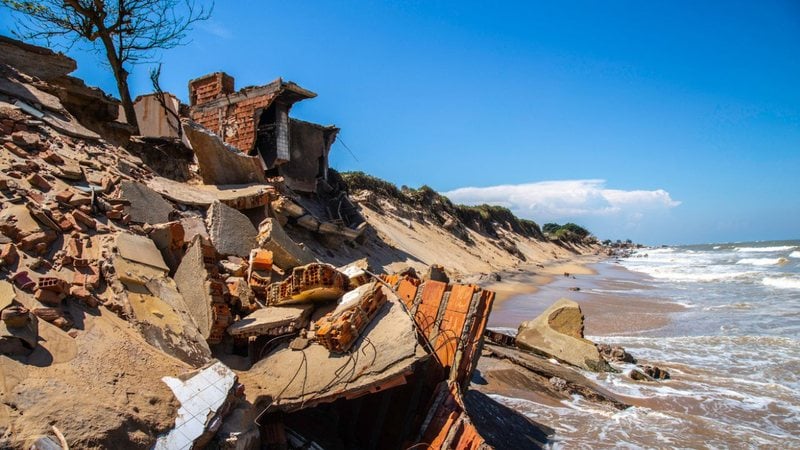 O mar está avançando de forma considerável, invadindo casas e comunidades. - Daniel Falcão / istock