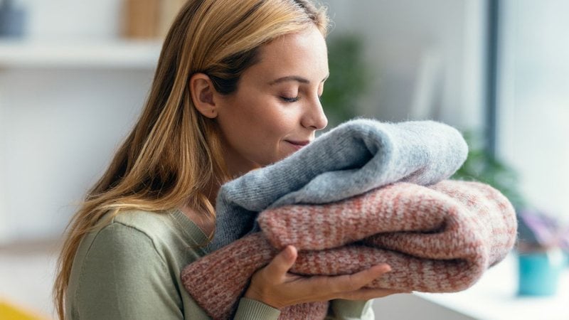 Não ache que só com a sua máquina de lavar que suas roupas ficam com esse cheirinho, não! - nensuria/ iStock