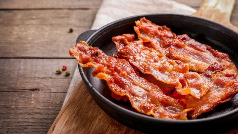 Com as dicas certas, é possível fazer um bacon sequinho e mais saudável. - LumenSt / istock