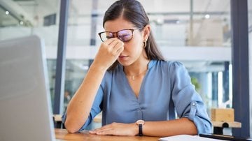 Noite mal dormida, baixa ingestão de água ou TPM podem ser algumas causas de dor de cabeça. - PeopleImages / istock