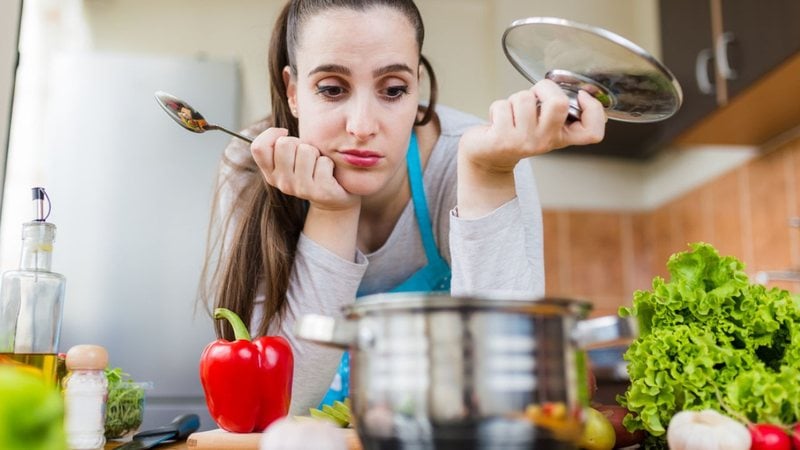 Estudos apontam que ao manipular três sistemas do nosso corpo é possível controlar a fome. - zoff-photo / istock