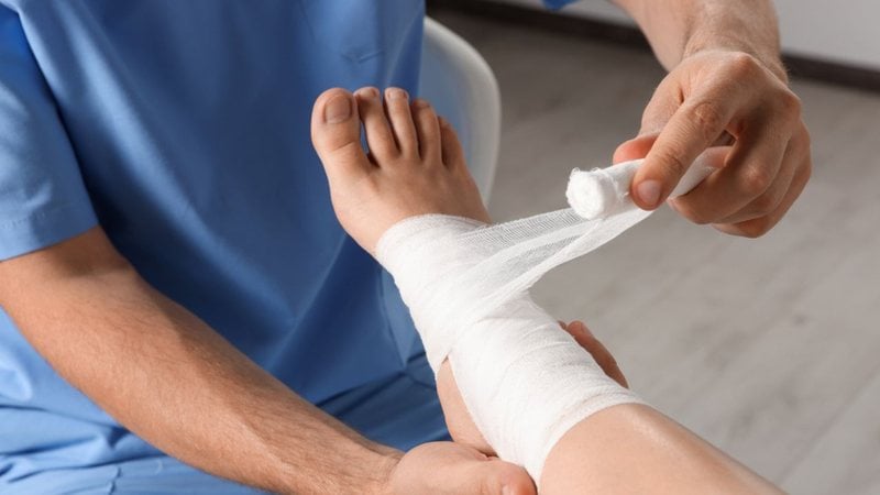 O objeto acabou ficando bem fixado no corpo da vítima. - Liudmila Chernetska/iStock