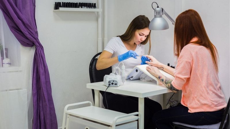 Manicures da rede Jacques Janine revelam as cores de esmaltes que estão em alta nas unidades de seis estados do país. - happy_finch / istock