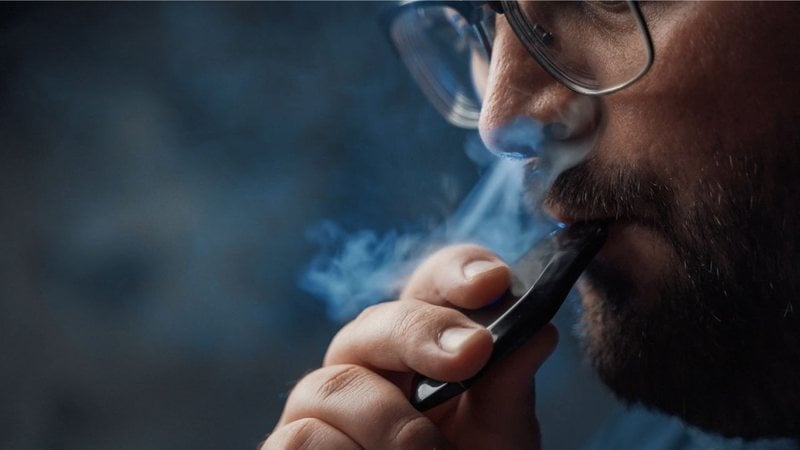 Além de quem fuma, pessoas que convivem com o usuário também podem sofrer com riscos para a saúde. - DedMityay / istock