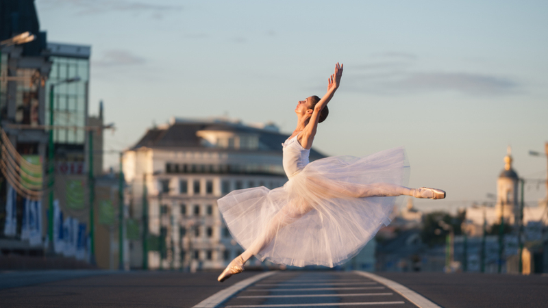 Bailarina brasileira representa o país em Ópera de Paris com apenas 18 anos. - ilyaska / istock