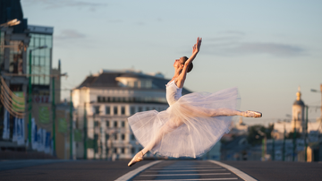 Bailarina brasileira representa o país em Ópera de Paris com apenas 18 anos. - ilyaska / istock