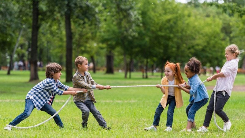 Chegou a hora de falarmos dos brinquedos que estimulam os exercícios físicos! - LightFieldStudios/ iStock