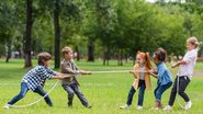 Chegou a hora de falarmos dos brinquedos que estimulam os exercícios físicos! - LightFieldStudios/ iStock