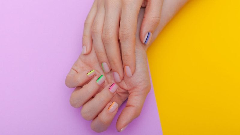 Surpreenda a todos com essas cores de esmalte super diferentonas. - Egor Novikov/ iStock