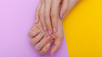 Surpreenda a todos com essas cores de esmalte super diferentonas. - Egor Novikov/ iStock