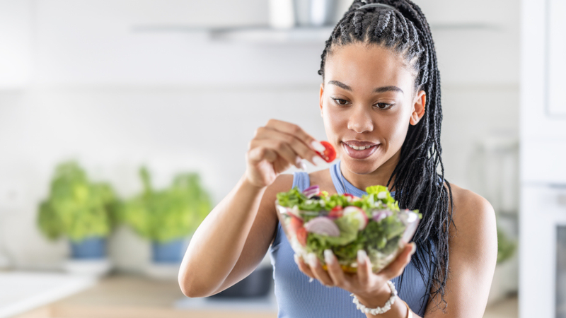 Entenda os benefícios do consumo de vegetais no dia a dia e diminua a quantidade de carne da sua rotina. - MarianVejcik / istock