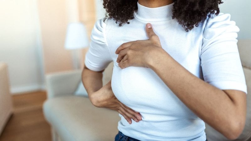 A drenagem linfática pode ser um tipo de massagem que ajuda no alívio da recuperação da cirurgia contra o câncer de mama. - stefanamer / istock