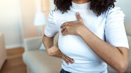 A drenagem linfática pode ser um tipo de massagem que ajuda no alívio da recuperação da cirurgia contra o câncer de mama. - stefanamer / istock