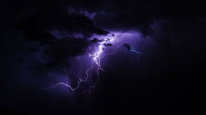 Raios são comuns durante tempestades. - Wirestock/iStock