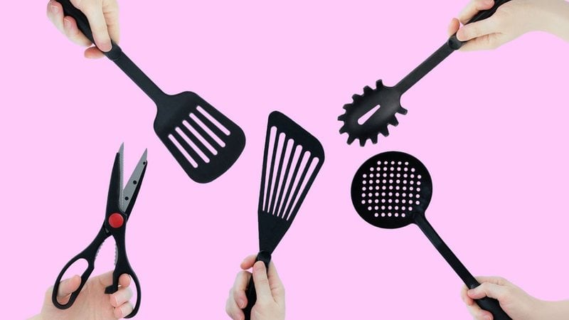 Os utensílios pretos são muito usados para decorar as cozinhas brasileiras. - Iuliia Alekseeva / istock