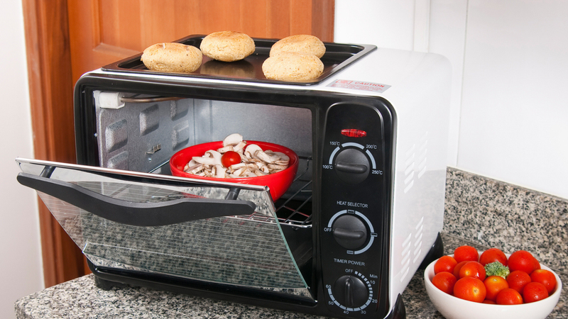 Vamos entender se profissionais consideram seguro o aquecimento de alimentos na air fryer e micro-ondas. - Gonzalo Calle Asprilla / istock