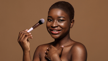 O blush é uma etapa da produção que valoriza e realça a sua beleza natural, é importante fazer a escolha certa. - Prostock-Studio / istock