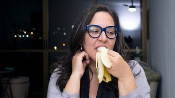 A banana é muito benéfica, porém há uma crença popular de que não é bom comer esse fruto durante a noite. - Felipe Gustavo S Borges / iStock