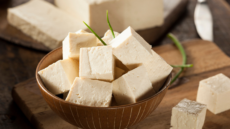 O tofu é uma fonte de proteína e ajuda na construção de massa muscular. - bhofack2 / istock