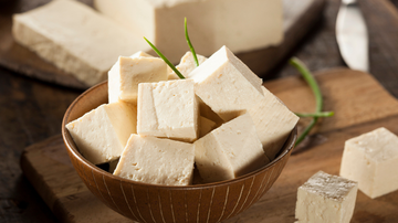 O tofu é uma fonte de proteína e ajuda na construção de massa muscular. - bhofack2 / istock