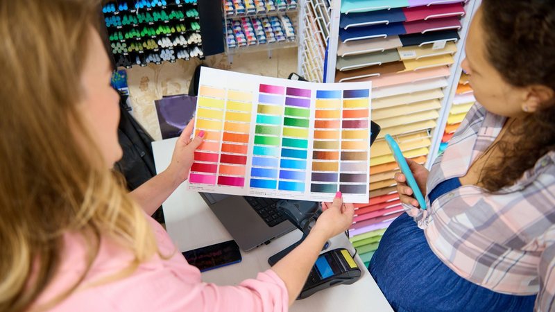 As cores podem contribuir para chamar a atenção e até mesmo fazer um cliente fechar uma compra. - Taras Grebinets / iStock