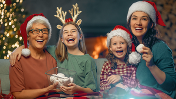 Os filmes de Natal são clássicos nesse período do ano e reúne muitas famílias e casais no sofá. - Choreograph / istock