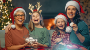 Os filmes de Natal são clássicos nesse período do ano e reúne muitas famílias e casais no sofá. - Choreograph / istock