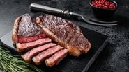 A picanha é uma das carnes mais populares entre os amantes de churrasco. - Vladimir Mironov / iStock