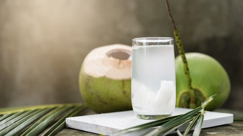 A água de coco pode ser usada no preparo de muitas bebidas deliciosas. - samuraioasis / iStock