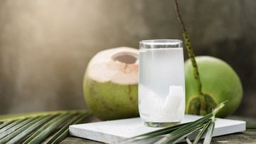 A água de coco pode ser usada no preparo de muitas bebidas deliciosas. - samuraioasis / iStock