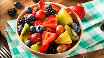 A salada de frutas é uma sobremesa saudável, deliciosa e refrescante. - bhofack2\iStock