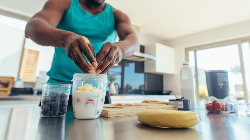 O processo de emagrecimento envolve muitos fatores, como alimentação, rotina de exercícios físicos e boa noite de sono. - jacoblund / istock