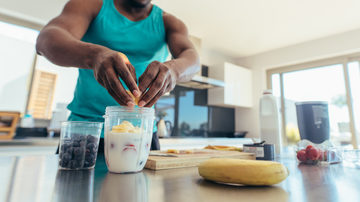 O processo de emagrecimento envolve muitos fatores, como alimentação, rotina de exercícios físicos e boa noite de sono. - jacoblund / istock