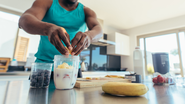 O processo de emagrecimento envolve muitos fatores, como alimentação, rotina de exercícios físicos e boa noite de sono. - jacoblund / istock