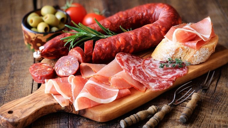 Apesar de saborosa, a carne processada pode trazer malefícios para a nossa saúde. - Kuvona/iStock