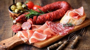 Apesar de saborosa, a carne processada pode trazer malefícios para a nossa saúde. - Kuvona/iStock