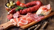 Apesar de saborosa, a carne processada pode trazer malefícios para a nossa saúde. - Kuvona/iStock