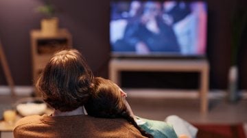 Assistir séries e novelas em família é sempre uma ótima pedida. - SeventyFour / iStock