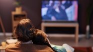 Assistir séries e novelas em família é sempre uma ótima pedida. - SeventyFour / iStock