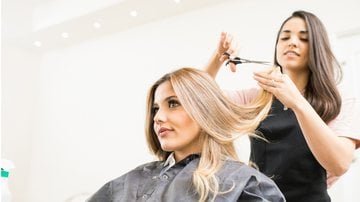 Cortar o cabelo pode ajudar a dar aquele boost na sua confiança. - Antonio_Diaz / iStock