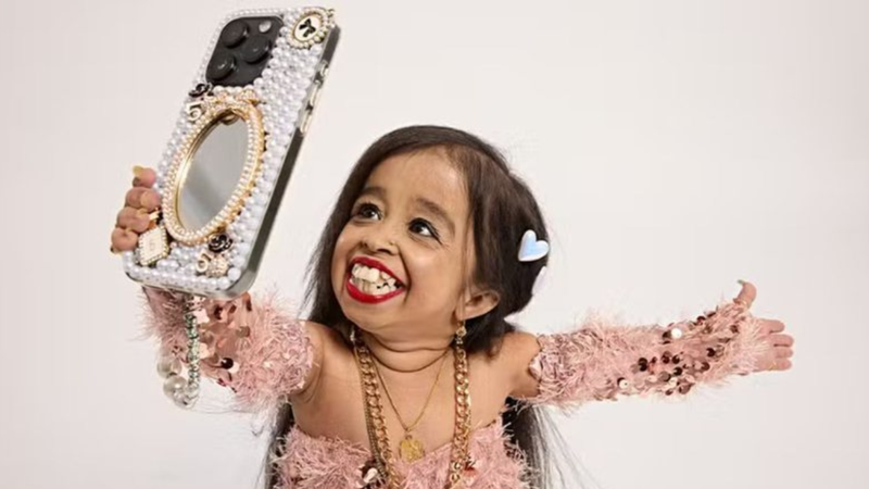 Jyoti Amge é considerada a menor mulher do mundo viva e sua mão mede cerca da metade de uma lata de refrigerante. - Divulgação / Guinness