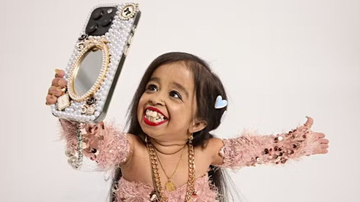 Jyoti Amge é considerada a menor mulher do mundo viva e sua mão mede cerca da metade de uma lata de refrigerante. - Divulgação / Guinness