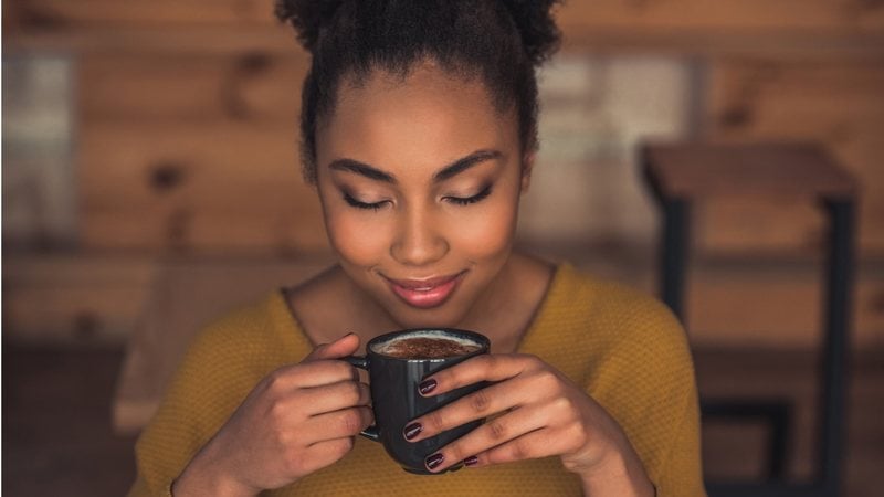 O café é uma bebida muito popular e comprovadamente benéfica para a saúde. - GeorgeRudy / iStock