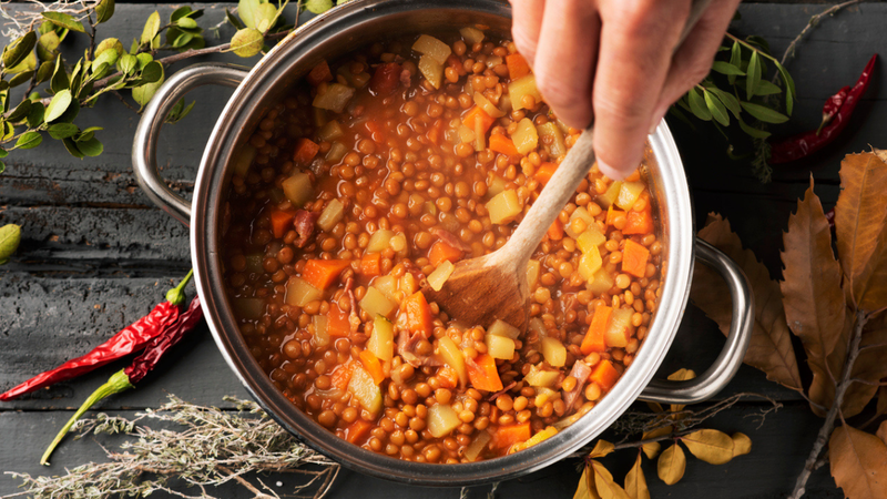 Com poucos ingredientes, a lentilha de ano novo se torna ainda mais saborosa e especial. - nito100 / istock