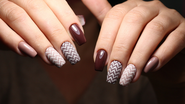 Com alguns detalhes na decoração e diferentes tonalidades, as unhas Mocha Mousse podem se tornar ainda mais especiais. - Oleksandr Smirnov / istock